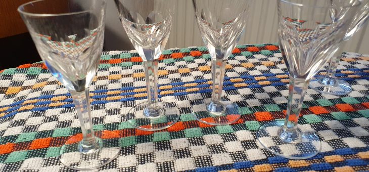 Štamprlata panák na nožce.  Moser