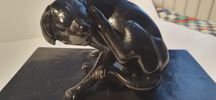 Těžítko sedící pes Rottweiler – litina/železo