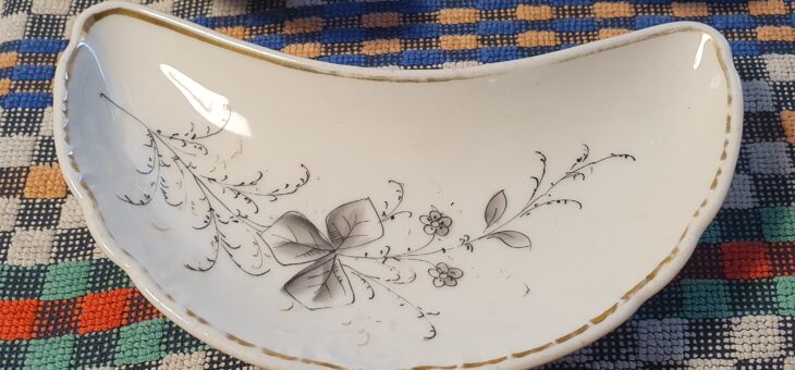 Okosti talířky porcelán Loket